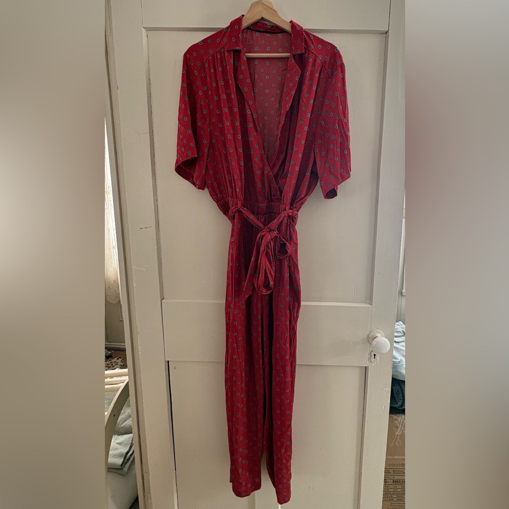 Silky jumpsuit with short sleeves